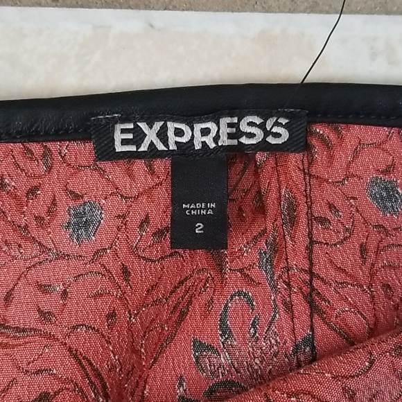 NWOT Express Floral Mini Skirt - Picture 4 of 4